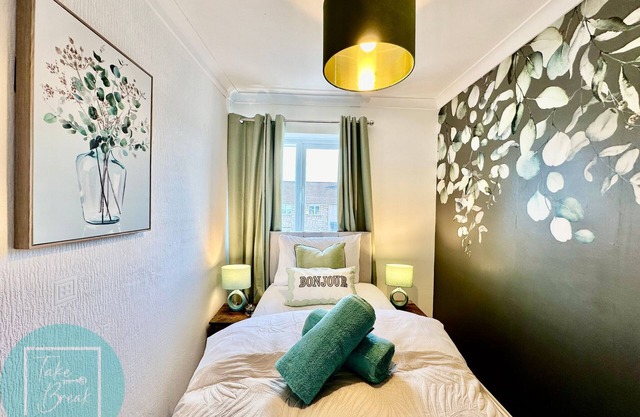 Cozy 3BR Home in St Helens w/Parking & Kitchen