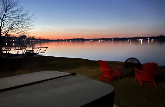 Cozy 3BR lakefront cottage with hot tub perfect for families w/private dock.