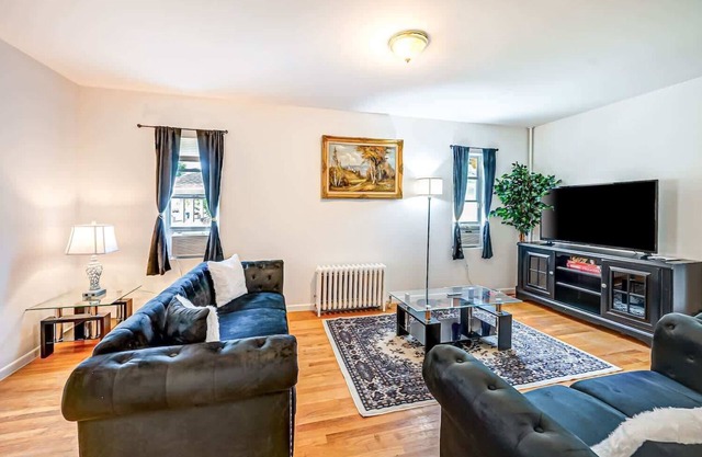 Cozy 3BR Near Huntington's Nightlife & Beach
