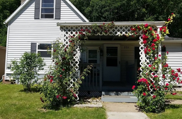 Cozy 4 bedroom 1.5 bath home. Walking distance from downtown. Pet friendly