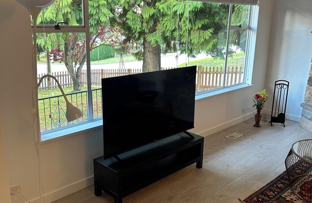 Cozy 4 bedroom home near Grand Blvd Park