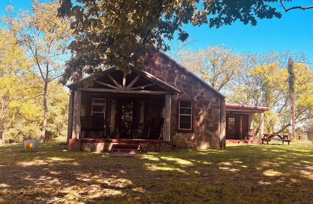 Cozy 4-bedroom cabin with AC, WiFi in peaceful Harriet