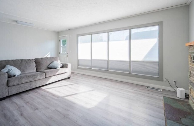 Cozy 4 bedroom House with free parking-Unit 1