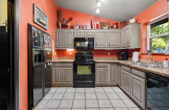 Cozy 4-bedroom house at beautiful Beaver Lake with fire pit and nice patio!