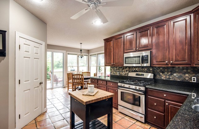 Cozy 4-bedroom house in awesome Hickory with AC, WiFi