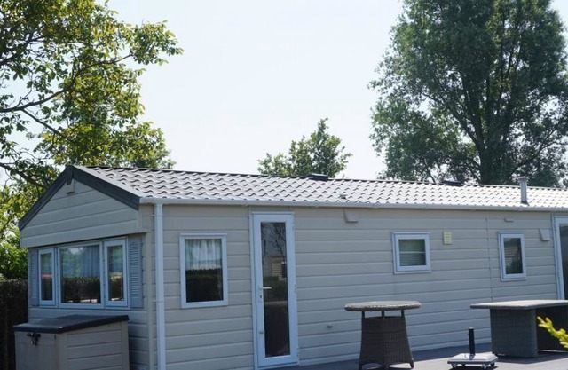 Cozy 4-person mobile home in Ouwerkerk within walking distance of the Eastern Scheldt