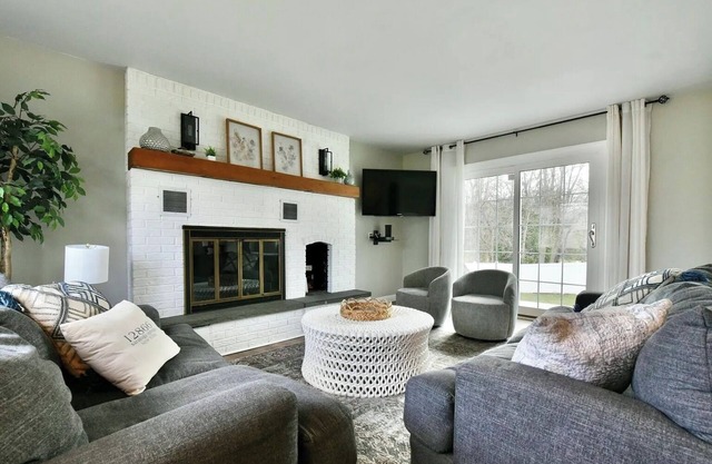 Cozy 4BR home, walk to track/downtown, private yard w/patio