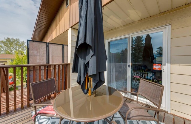 "Cozy" 5 min drive to Beach!