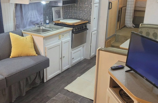 Cozy 5th Wheel Camper on a Wooded Site! Close to everything!