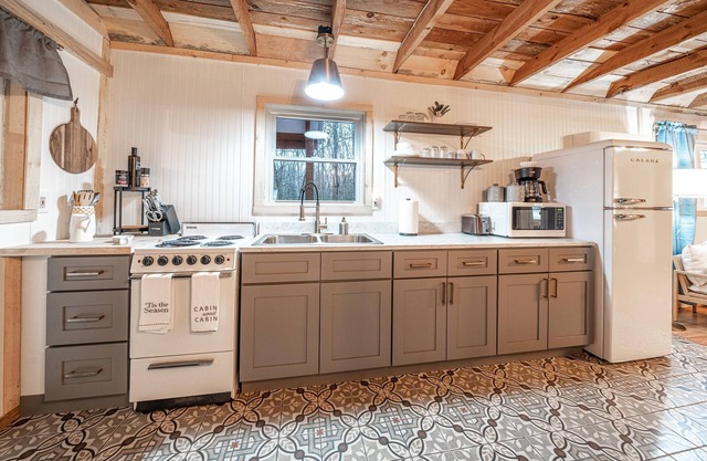 Cozy A-Frame Cabin Retreat w/AMAZING Back Porch- Perfect Relaxation in DBNF/RRG