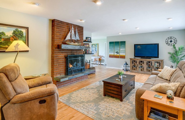 Cozy Anchorage Rental w/ Yard: 3 Mi to Downtown!