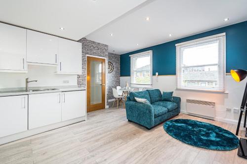 Cozy and Charming Flat: Minutes from Everything!