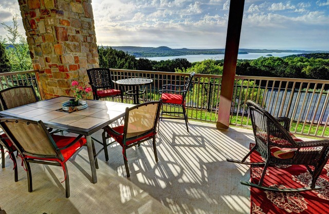 Cozy and Charming Hill Country Lakeview Oasis