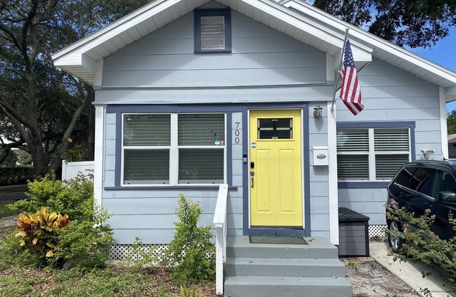 * Cozy and Clean Luxury Bungalow close to Beach and Downtown St. Petersburg *