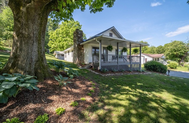 Cozy and Convenient Mountainside Retreat