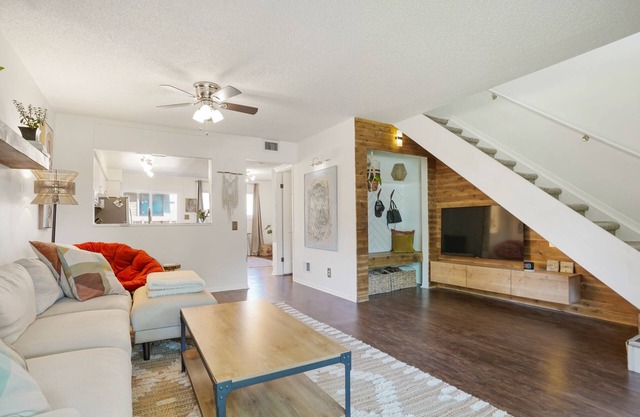 Cozy and modern townhome in Aurora, 5min from highway !