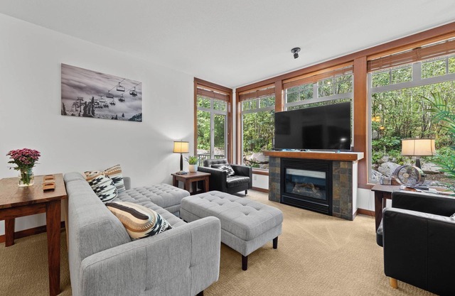 Cozy and Quiet 2 bedroom ski in/ski out condo with private HOT TUB