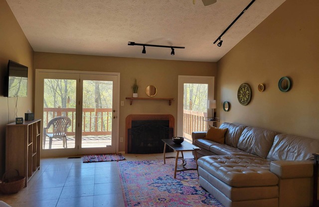 Cozy and Relaxing.Just Steps To The Lake