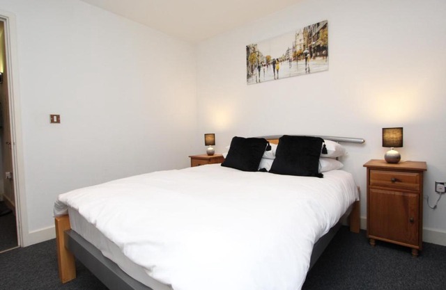 Cozy and Spacious 1 Double bedroom Apartment Located by Excel- E16