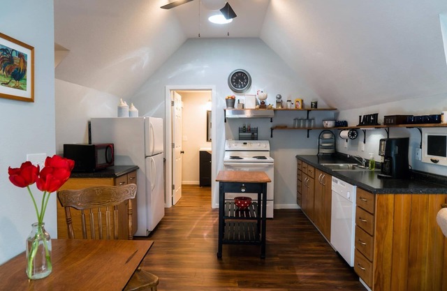 Cozy and spacious new apartment in a historic home in the heart of Newberg