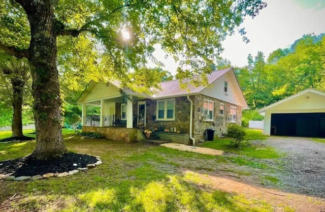 Cozy Antique Style Farmhouse in Cherokee