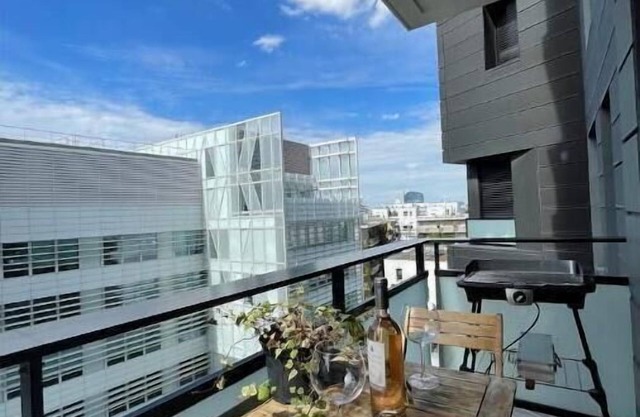 Cozy apartment with Balcony view Eiffel Tower view