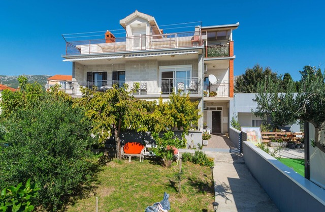 Cozy apartment in Kastel Kambelovac