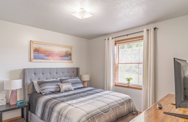 Cozy Apartment+ 6 Min to State Capitol + Private Driveway