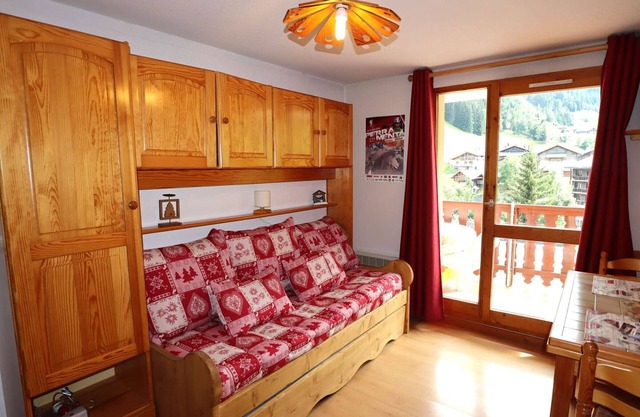 Cozy apartment for 4 in Arêches-Beaufort, close to ski lifts, shops, and pool