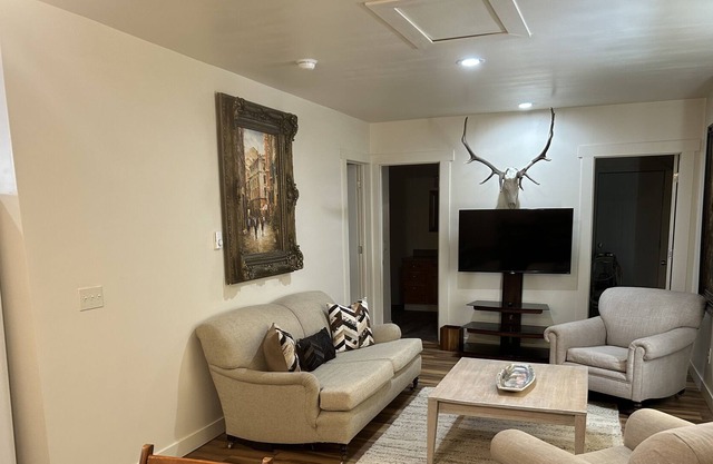 Cozy apartment hunters and traveling professionals welcome!