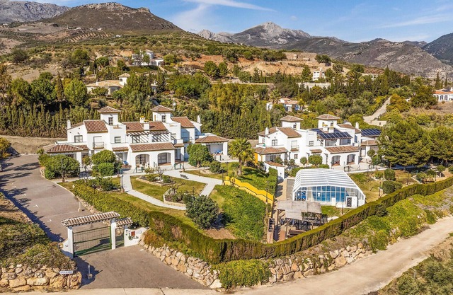 Cozy apartment in Alcaucín with WiFi