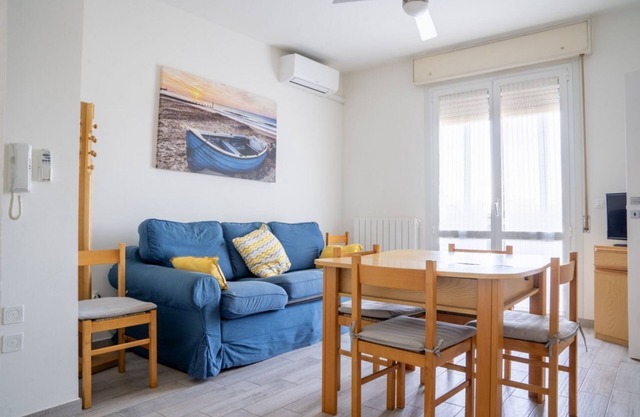 Cozy apartment of about 55 sqm, able to accommodate up to 6 people, located on the third floor of a building with a lift.The property is located in Lido Adriano, a seaside resort on the Adriatic coast and a few kilometers from Ravenna, in a well-served r