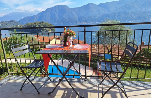 Cozy apartment with swimming pool, just a short walk from the lakeside.