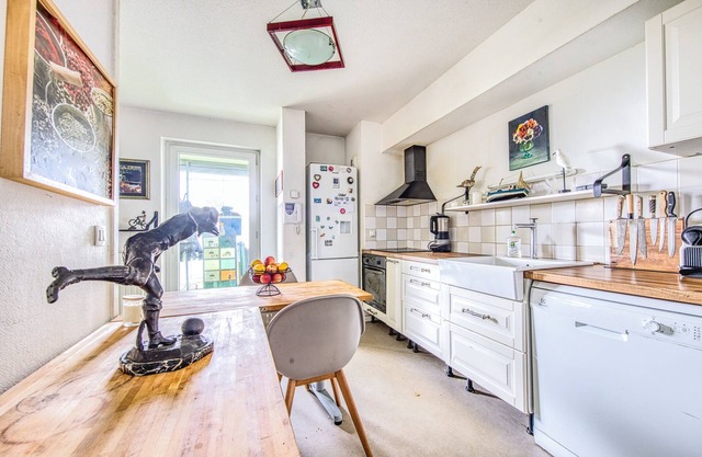 Cozy Apartment with Covered Terrace and Free Parking in Bègles