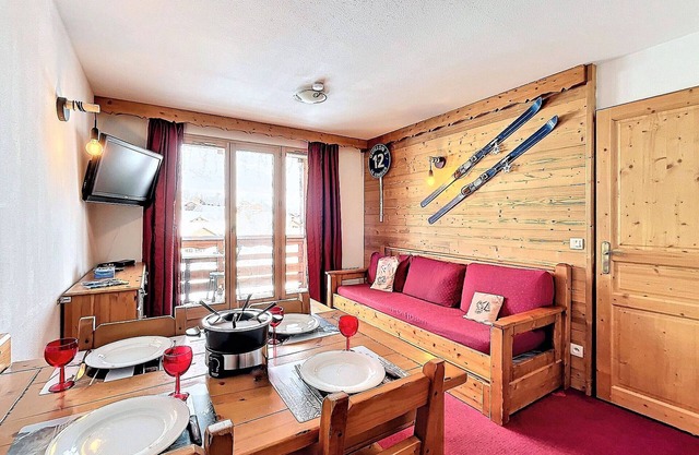 Cozy Apt for 4 with Balcony, Indoor Pool, Parking & Close to Slopes & Shops