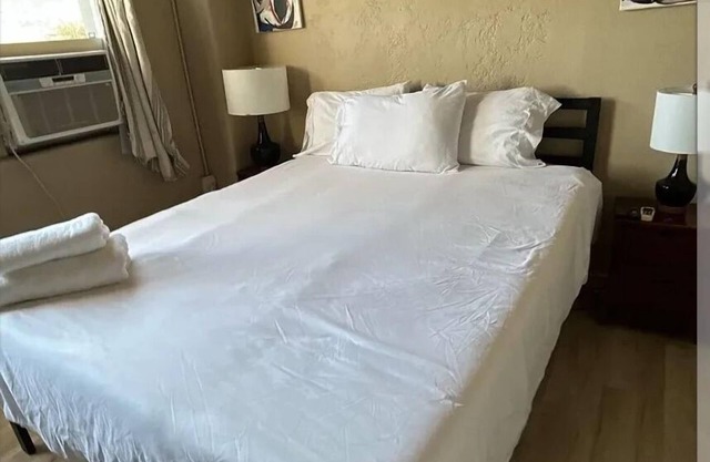 Cozy APT in the Heart of DTLA!