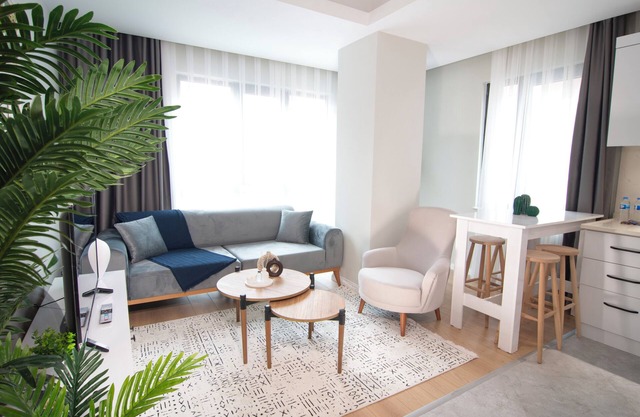 Cozy apt with bedroom & office