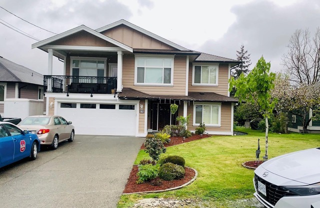 Cozy Bachelor Suite with Full Kitchen + Free Parking