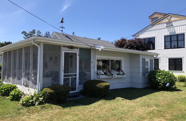 Cozy beach cottage. Less than a 2minute walk to the beach.