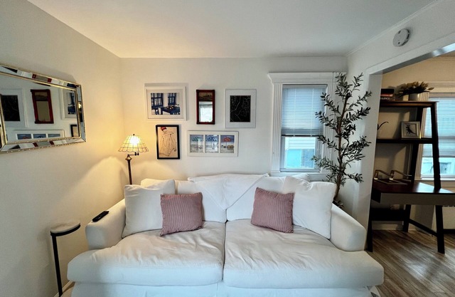 Cozy Beach Cottage Steps From Ocean, Driveway, Beach Passes!