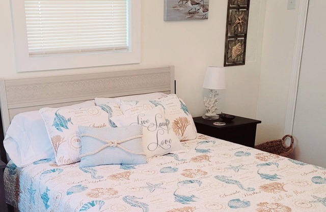 Cozy Beach Cottage! Dog Friendly! Monthly discount Fall/Winter + Golf Cart!