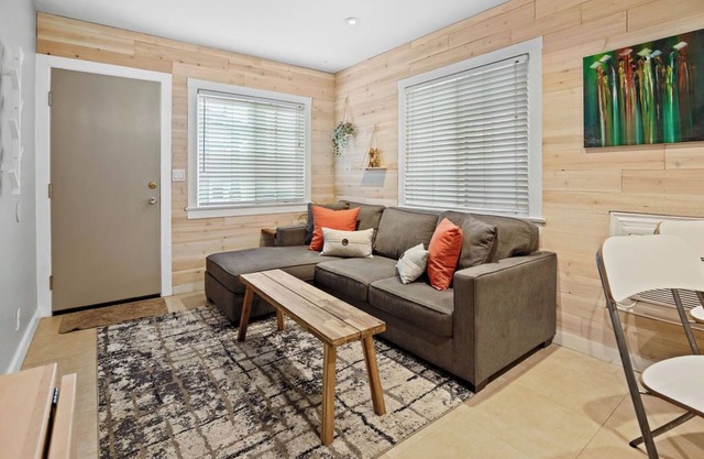 Cozy Beach Cottage, Walk to Everything! 2bed/1bath