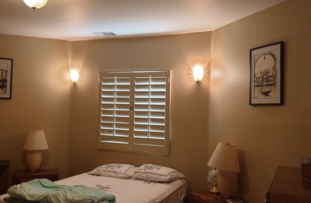 Cozy Blue Room in a house in quiet Redlands with WiFi, AC, heater, laundry, etc