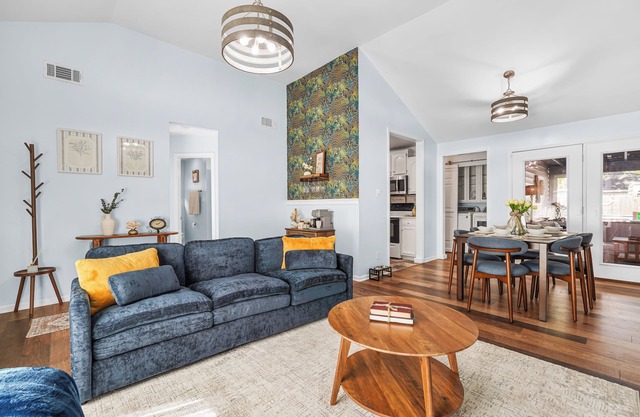 Cozy Boho Sunroom - Private Pool - Game Room - Near Downtown & Tybee