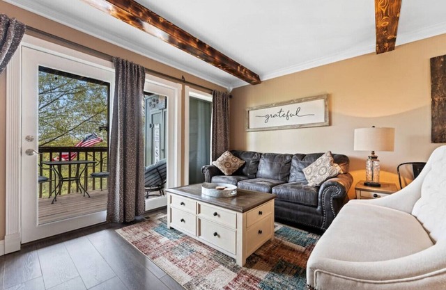 Cozy Branson Condo with Free attraction Tickets! Easy Walk-In Access & Close to Attractions!