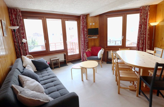 Cozy & Bright Apartment · Ski-In/Ski-Out · Balcony · Sleeps 10