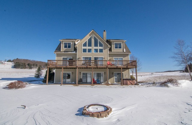 Cozy & Bright Family Fun w/Pool Table & Fireplaces