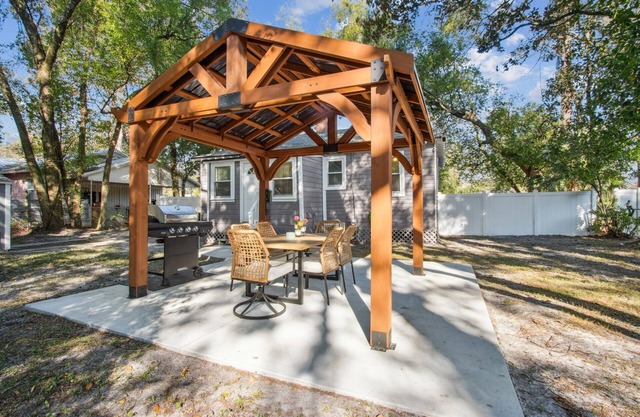 Cozy Bungalow, Fenced Yard, Small Pup Friendly, BBQ, Gazebo, Close to Downtown, Walk to Restaurants
