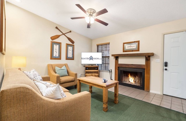 Cozy Bungalow-Wooded Views-Free Attraction Tickets- Walk to Table Rock Lake-Outdoor Pool