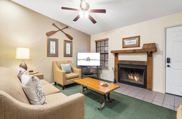 Cozy Bungalow by Table Rock Lake-Free Tickets-Balcony-Dog Friendly